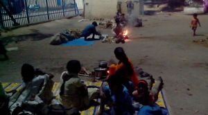 विध्याचल स्टेशन के बाहर नवमी की शाम भोजन बनाते तीर्थयात्री। 