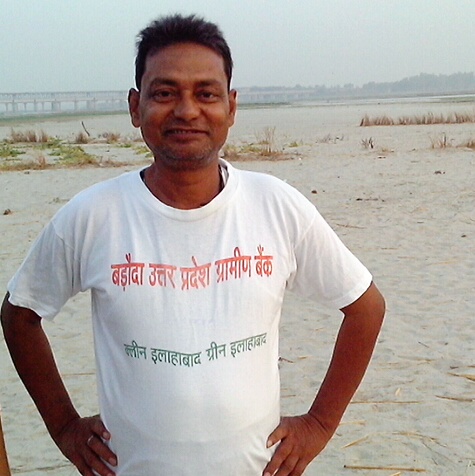 बड़ौदा उत्तर प्रदेश ग्रामीण बैंक की टी-शर्ट पहने गड्डी गुरू। 