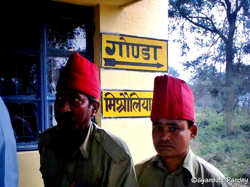  गोण्डा के पास लेवल क्रासिंग गेट पर टोपी पहने गेटमेन