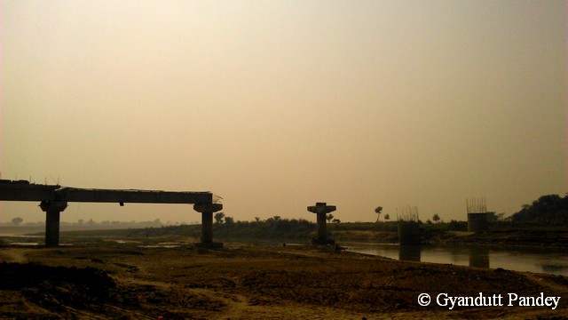 कंकरा नदी पर निर्माणग्रस्त सड़क पुल। 